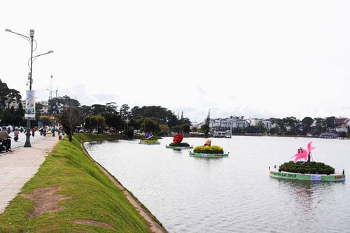 Hạ thủy 5 tiểu cảnh hoa trên Hồ Xuân Hương