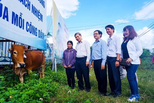 Trao tặng bò giống & quà Tết cho học sinh nghèo