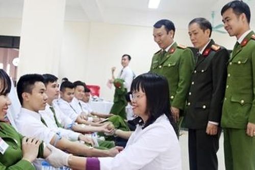 Bốn thập kỷ tận tâm chăm sóc sức khỏe nhân dân, đồng đội
