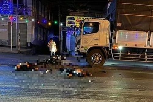 Tông trực diện vào xe tải, hai thanh niên tử vong tại chỗ