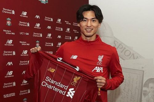 Tiền đạo Nhật Bản từng bất lực trước ĐT Việt Nam chính thức khoác áo Liverpool