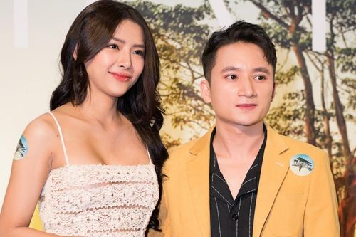 Phan Mạnh Quỳnh và bạn gái tình cảm dự ra mắt phim 'Mắt biếc'