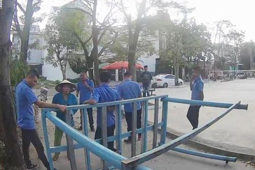 Nhóm người lạ chặn cửa nhà dân ở TP.HCM