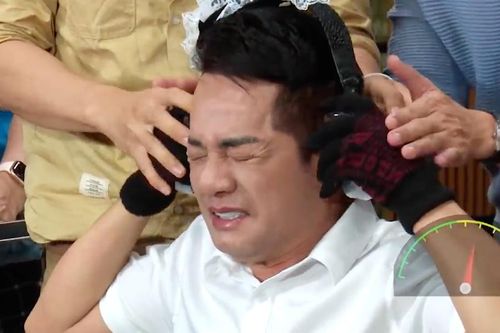 Minh Nhí phải đeo tai nghe bằng đá lạnh ở game show