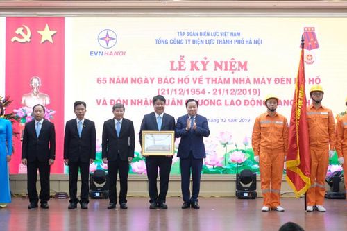 EVN HANOI đón nhận Huân chương Lao động hạng Nhất