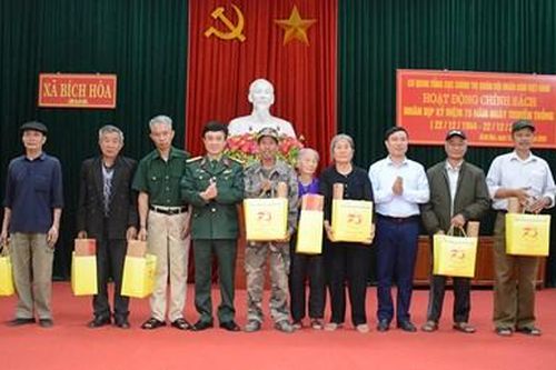 Cơ quan Tổng cục Chính trị trao 30 suất quà tặng người có công xã Bích Hòa
