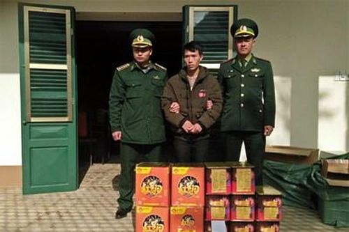 Bắt đối tượng vận chuyển 54kg pháo qua biên giới
