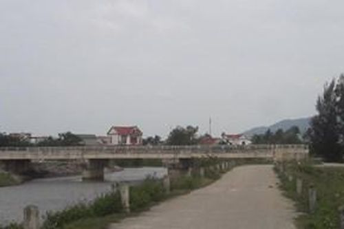 Cầu xây xong hơn 3 năm vẫn bị bỏ hoang