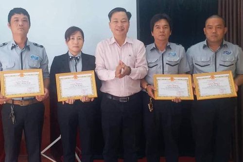 Khen thưởng 4 cá nhân tham gia bắt tội phạm