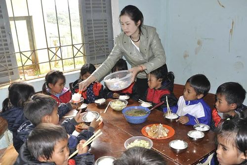 Thầy cô 'góp gạo thổi cơm' nuôi học trò nghèo