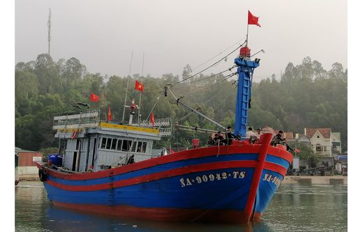 Cứu nạn thành công tàu cá cùng 14 ngư dân gặp nạn trên biển