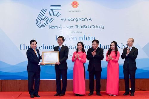 Vụ Đông Nam Á - Nam Á - Nam Thái Bình Dương đón nhận Huân chương Lao động hạng Nhất
