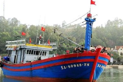 Cứu nạn tàu cá bị hỏng cùng 14 ngư dân vào bờ an toàn