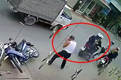 Clip: Chạy ra bắt trộm, người đàn ông bị xịt hơi cay vào mặt
