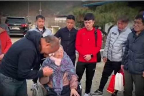 Thầy Park rưng rưng bên mẹ già, U23 Việt Nam làm điều đặc biệt