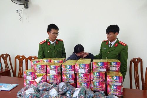 Người phụ nữ buôn pháo khóc nức nở tại cơ quan công an