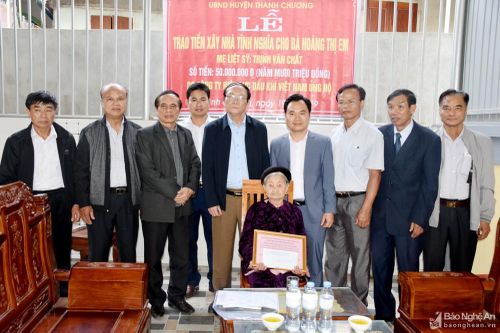 Trao 50 triệu đồng hỗ trợ xây dựng nhà tình nghĩa cho thân nhân liệt sỹ ở Thanh Chương