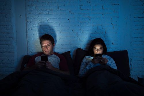 Nghiên cứu mới nhất cho thấy chế độ 'ban đêm' trên smartphone không có tác dụng như mọi người nghĩ