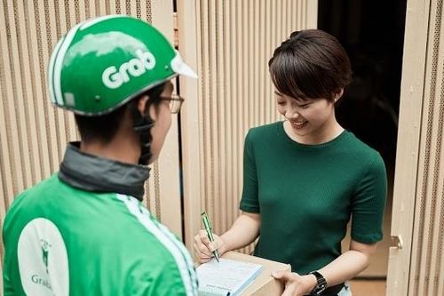 Grab và Shopee hợp tác triển khai dịch vụ 'Giao hàng 1h'