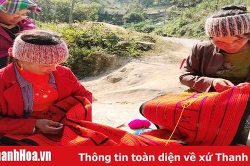 Phụ nữ dân tộc Mông huyện Mường Lát kiếm tiền từ nghề thêu trang phục truyền thống