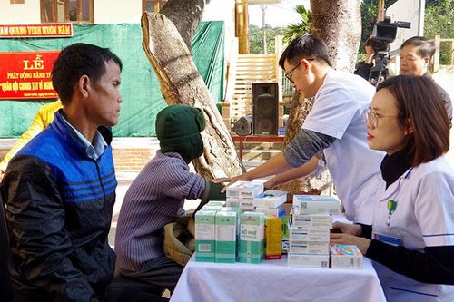 Tình cảm, trách nhiệm với người nghèo