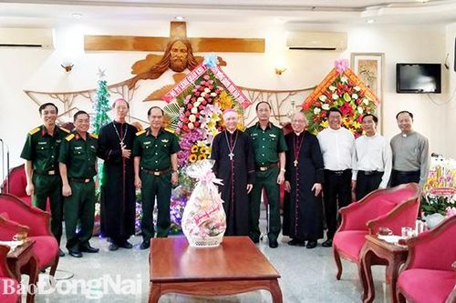 Phó tư lệnh Quân khu 7 Nguyễn Văn Nam thăm, chúc mừng Giáng sinh tại Tòa giám mục Xuân Lộc