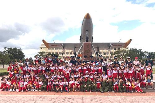 Trường Mầm non Hoa Phượng giao lưu, tham quan nhà truyền thống Trường Sỹ quan Không quân