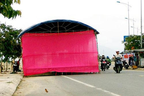 Dựng rạp cưới trên lòng đường!