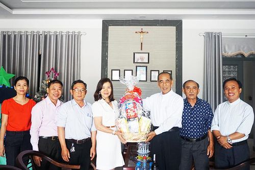 Thăm, tặng quà các cơ sở tôn giáo nhân dịp Giáng sinh