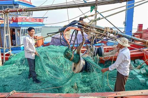 Tình người giữa biển khơi