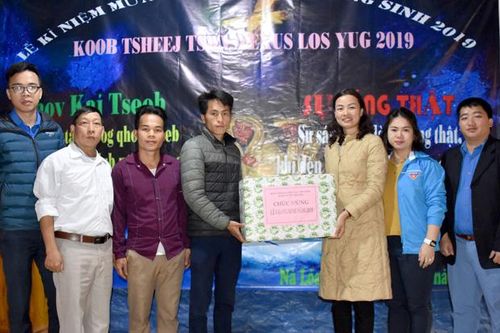 Tỉnh đoàn thăm và tặng quà giáo dân