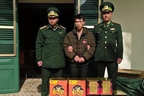 Vận chuyển 54 kg pháo qua biên giới về bán kiếm lời