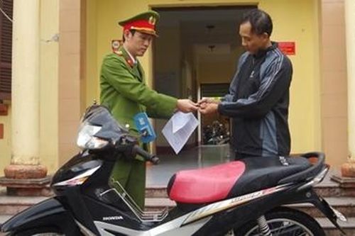 Người dân nhận lại chiếc xe máy sau 6 năm bị trộm