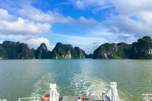 Ngắm kỳ quan Vịnh Hạ Long lãng mạn từ phà Tuần Châu