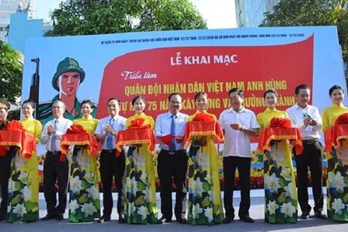 Triển lãm 'Quân đội nhân dân Việt Nam Anh hùng - Tự hào 75 năm xây dựng và trưởng thành'