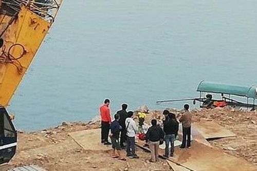 Sập trụ cầu đang xây, 4 công nhân bị hất văng xuống sông Đà