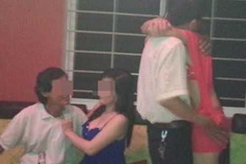 Gửi hình đi 'bia ôm' cho vợ bạn còn hát bài 'Tình anh em', nam thanh niên bị đâm chết
