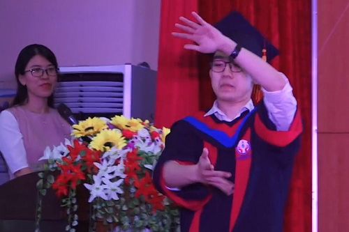 Những cách ăn mừng tốt nghiệp độc đáo của sinh viên