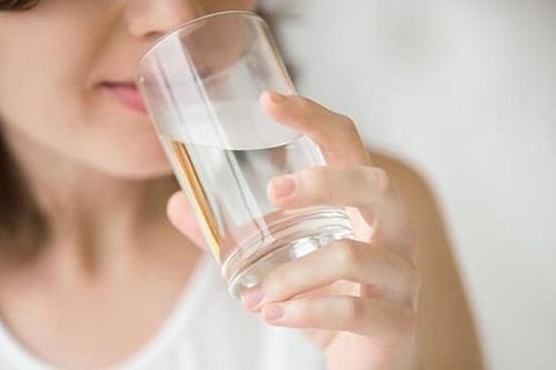 Học người Nhật cách uống nước để có làn da trắng hồng