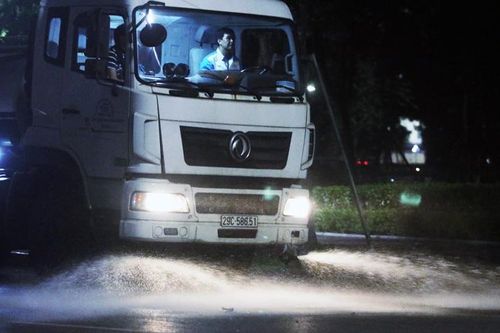 Hà Nội tái rửa đường ngăn ô nhiễm bụi: Chỉ là giải pháp tạm thời và tốn kém?