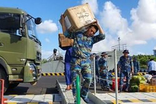 Chuẩn bị chu đáo hàng hóa, quà Tết tặng cán bộ, chiến sĩ quần đảo Trường Sa dịp Tết Nguyên đán