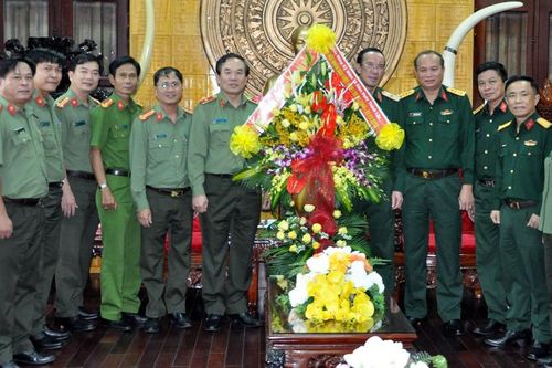 Lãnh đạo CATP thăm, chúc mừng các đơn vị quân đội nhân kỷ niệm 75 năm ngày thành lập