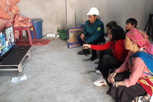 Trao tặng tivi và radio cho hộ nghèo tại Sa Pa