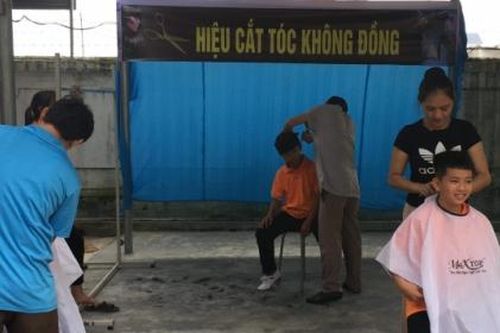 Ấm lòng tiệm cắt tóc 0 đồng trong trường học