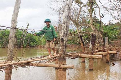 Sụt hố móng, 2 người đàn ông bị vùi trong đất