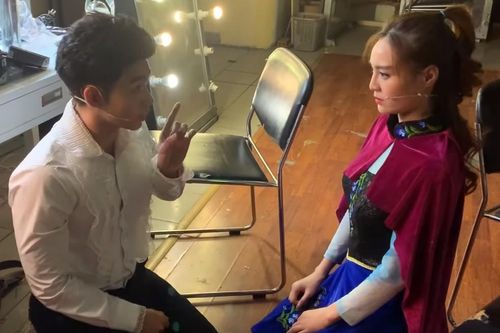 Ninh Dương Lan Ngọc 'quỳ gối' xin lỗi Jun Phạm vì đăng clip nhạy cảm lên mạng