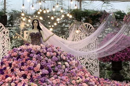 Chiếc váy cưới kỷ lục kết bằng 1 tấn hoa tươi tại Festival hoa Đà Lạt