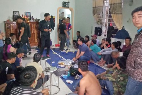 Công an dùng búa tạ phá cửa, vây bắt 44 con bạc