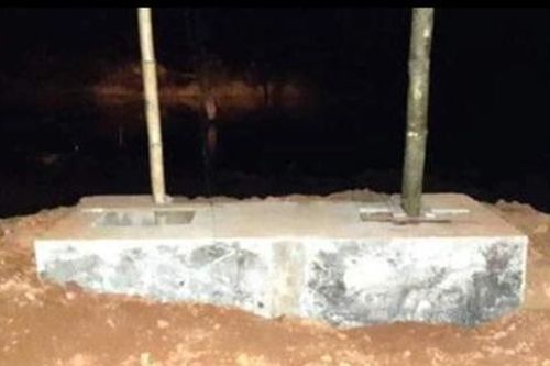 Cầu mới đào móng đã sập khiến 2 người tử vong