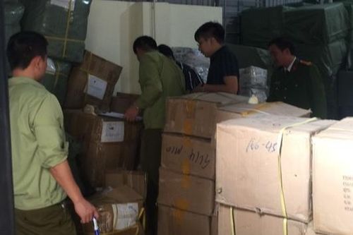 Hàng chục tấn thiết bị y tế và đồ dùng nghi nhập lậu